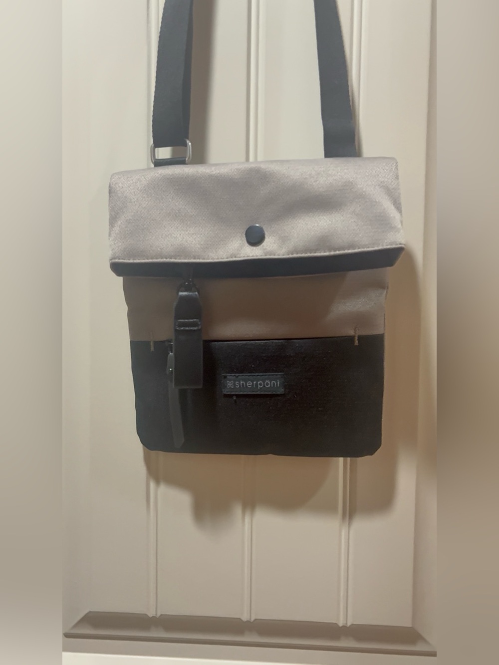 NWOT Sherpani Pica Crossbody Bag RFID Gray Black Travel Purse